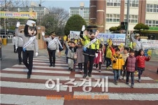 군포서 양정초 신입생 대상 엄마손 캠페인 펼쳐
