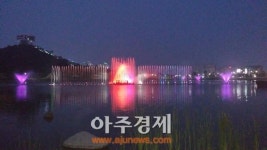 나주 빛가람 호수공원 50m 음악분수 가동…다채로운 분수쇼 선보여