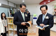 〈포토〉 흥선동 행정복지센터 책 읽는 안병용 의정부시장