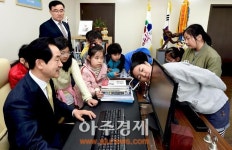 〈포토〉 새올행정시스템 설명하는 안병용 의정부시장