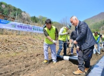 이경섭 농협은행장, 자매결연마을 영농철 일손돕기 나서