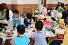 세종도담유치원, 우리것이 좋다는것을 체험토록 하고있다.