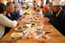 시각장애인들의 행복한 나들이…양주 지장사 점심 공양 행사 열어