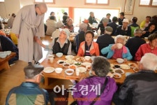 시각장애인들의 행복한 나들이…양주 지장사 점심 공양 행사 열어
