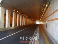 성남시 낙생지하차도 안 보행로에 투명 보호벽 설치