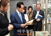 〈포토〉 퓨전관광홍보관 내 역사전시실 둘러보는 안병용 의정부시장