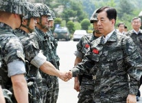 한민구 국방장관, 수도방어 요충지 제2해병사단 방문