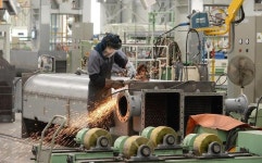 [르포] 컨베이어 대신 대형 크레인, 조선소 방불케 하는 LG전자 평택 칠러 공장