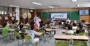 교실에서 듣고 체험하는 우리음악