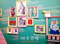 직접 느끼는 동화 속 판타지, 전시회 ALICE: Into the Rabbit Hole에서