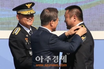 [AJU PHOTO] 문재인 대통령, 마동석에게 명예경찰관 견장수여