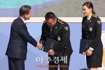 [AJU PHOTO] 문재인 대통령과 악수하는 마요미 마동석 (72주년 경찰의 날)