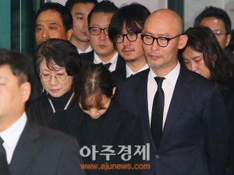 [포토] 슬픔에 잠긴 이유영-김종도 대표 (故 김주혁 발인)