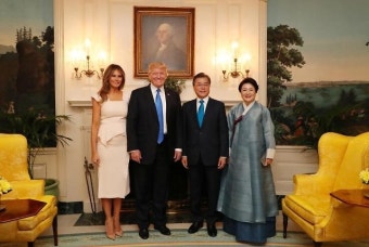 김정숙-멜라니아, 청와대 경내 거닐며 가을정취 감상…내조외교