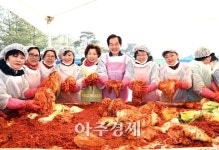 〔포토〕 행복 곱하는 김치 버무리는 안병용 의정부시장 내외