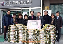 〔포토〕 100일간 사랑릴레이 기증서 받는 안병용 의정부시장