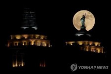 [글로벌포토] 자유의 여신상 삼킬 듯한 슈퍼문