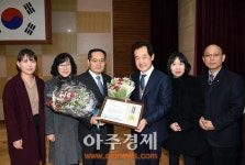 〔포토〕 푸르미봉사단 표창하는 안병용 의정부시장
