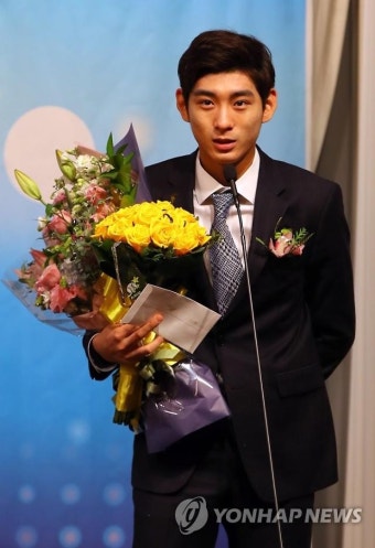 ‘신인왕’ 이정후, 데뷔 1년 만에 억대 연봉 ‘돈방석’