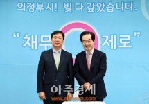 〔포토〕 교도소장과 환담 나누는 안병용 의정부시장 