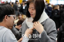 의정부 중앙초, 훈훈한 졸업식 화제…직접 만든 목도리 부모에 전달 