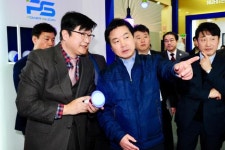 홍종학 장관, 강릉시장·중소기업 상품관 현장 점검 