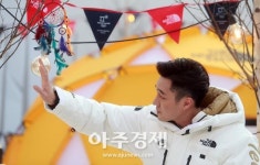 [AJU포토]  강릉 올림픽파크 노스페이스 빌리지 훈훈하게 만드는 소지섭 아우라 