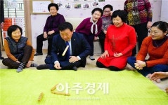[포토] 윶놀이 하는 제종길 안산시장  