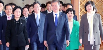 [포토] 문재인 대통령과 '친문' 여성 대표 '반문' 남성대표 조합