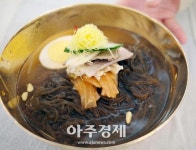 [슬라이드] 평양 옥류관에서 냉면 즐기는 남측 예술단 