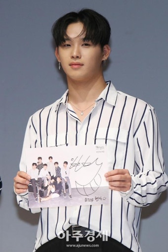 [포토] 비투비 임현식, '싸인에도 미소 가득' (TBJ 팬사인회)