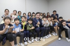 [포토] 100년 역사 세종시 조치원 대동초등학교 찾은 이낙연 국무총리 