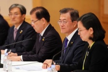 문 대통령, 리커창 총리와 한중정상회담…비핵화·종전선언에서 긴밀한 협력 약속 