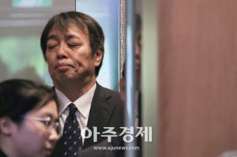 [포토] 눈감은 미즈시마 고이치 주한일본대사관 총괄공사