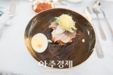 [동영상] 남북정상-통일농구선수단이 맛 본 평양냉면의 숨겨진 비밀 