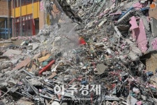 [포토] 서울상도유치원 철거현장, 쏟아져 나오는 잔해 