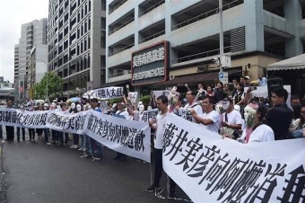 日우익 위안부 동상 발길질에도 '무대응'... 대만 정부에 비난 쏠려