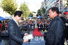 [포토] 신곡1동 청룡 어울림 한마당 찾은 안병용 의정부시장 