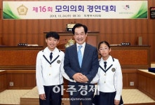 [포토] 모의의회 경연대회 학생 격려하는 안병용 의정부시장 