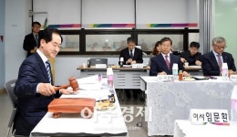[포토] 의사봉 두드리는 안병용 의정부시장 