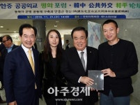 [포토] 문희상 국회의장과 기념촬영하는 안병용 의정부시장 
