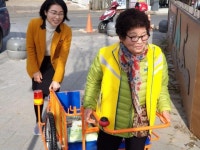 김해시, 폐지 줍는 어르신들에 초경량 손수레 전달 