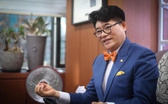 [데스크, 아주人 만나다] 최철홍 보람그룹 회장 “상조업, 당당한 산업군 인정받을 때 됐다 