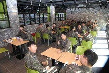 軍 PX서 독서하고 차 마시고…논산 육군훈련소 군마트 17일 개장 