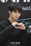 [포토] 배진영, '심쿵 하트' (씨이앤 팬 사인회)