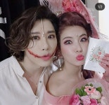 남우주연상 수상 박효신, 웃는 남자 정선아와 막공 인증샷…정말 그리울 거야 