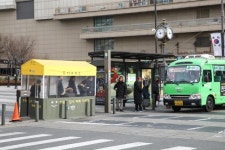 반짝 추위 버스정류장 내 이색 추위대피소 눈길… 한파 녹인다 