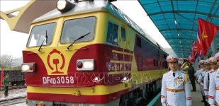 [포토]김정은, 베트남 동당역 도착 