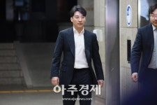 디스패치 "승리 생일파티 팔라완섬 빌려, 룸살롱 女 종업원 10명도"