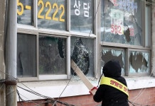 [포토] 박살나는 개포주공 1단지 상가 유리창 